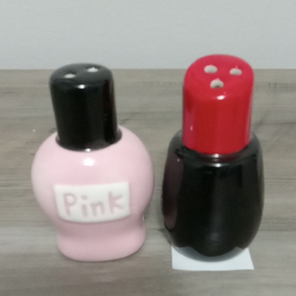 Cracker Barrel Salt & Pepper Shakers